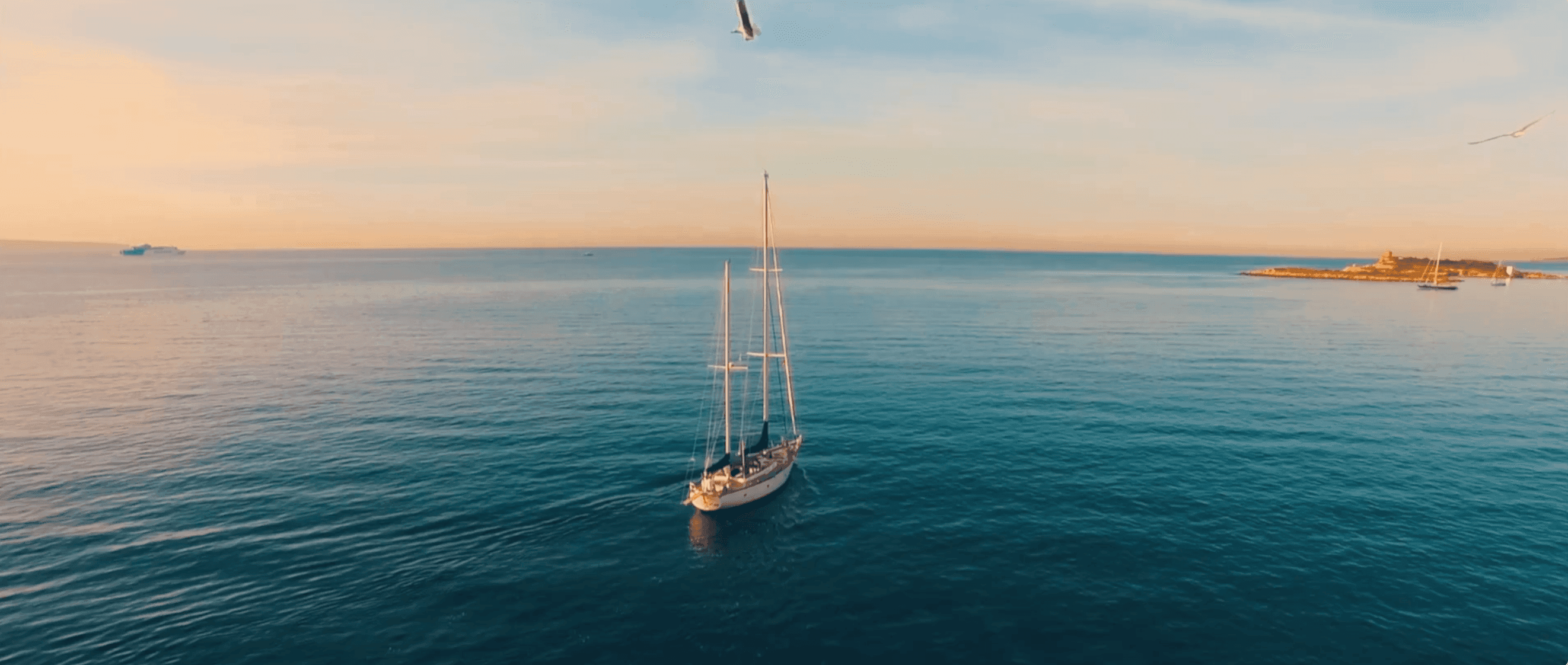 Barco de vela navegando por el mediterraneo