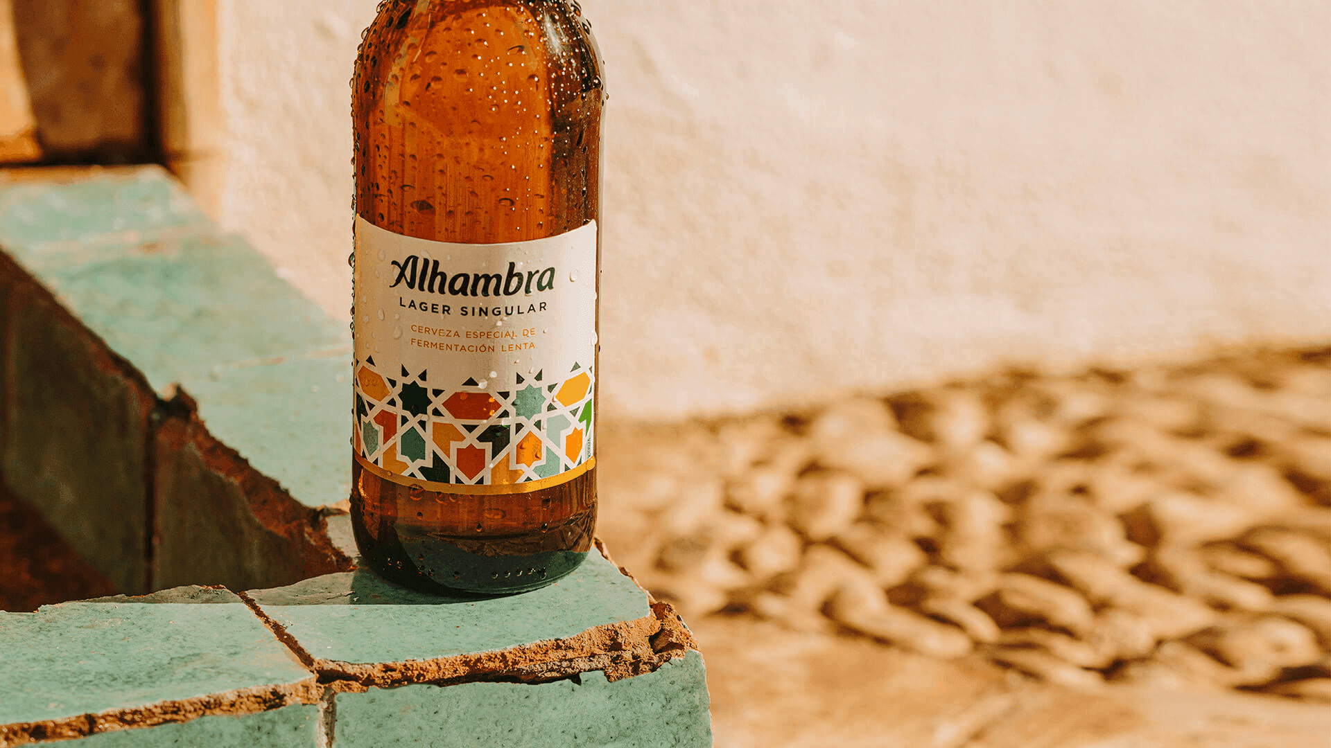 Primer plano de un botellín de cerveza Alhambra Especial