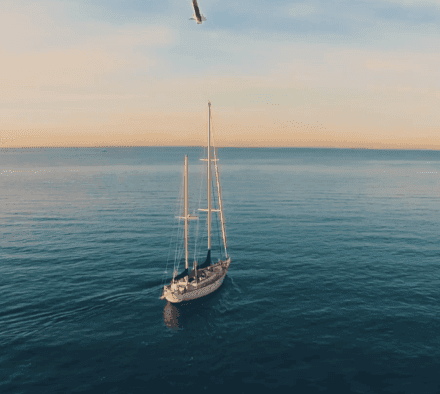 Barco de vela navegando por el mediterráneo